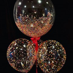 Гелиевый прозрачный шар 30 см. с обработкой, с пенопластовыми шариками-цвета в ассортименте